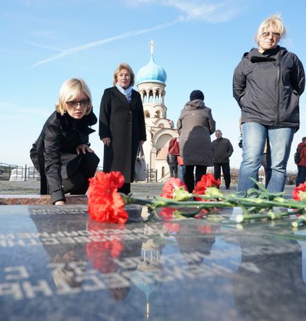 Открытие после реставрации воинского мемориала в деревне Ельня в Подмосковье