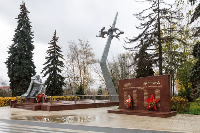 Памятник-мемориал «Журавли» в микрорайоне Белая Дача в Котельниках осенью