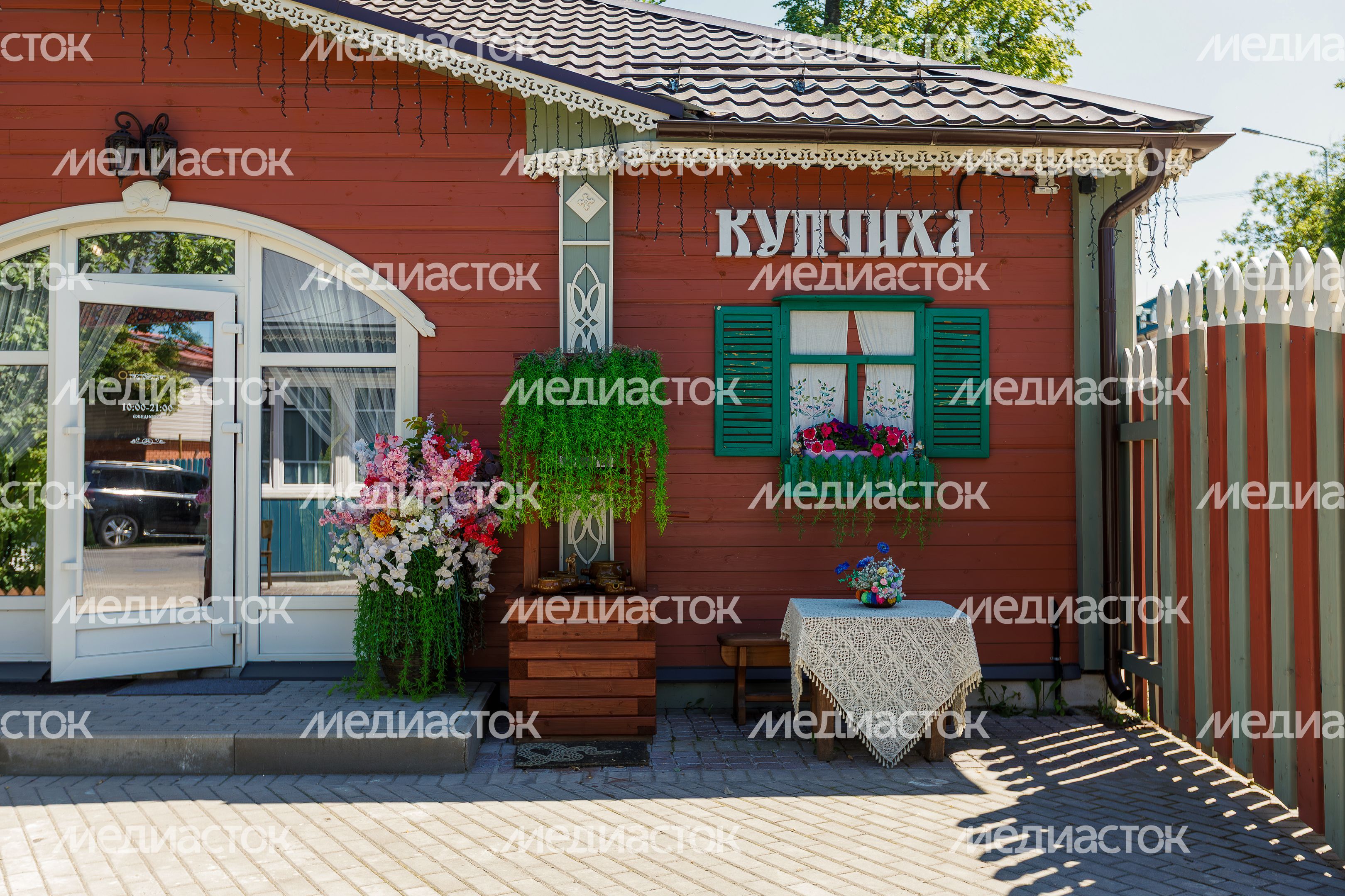 Летние виды улицы Московской со старинными домами в Звенигороде Летние виды улицы Московской со старинными домами в Звенигороде