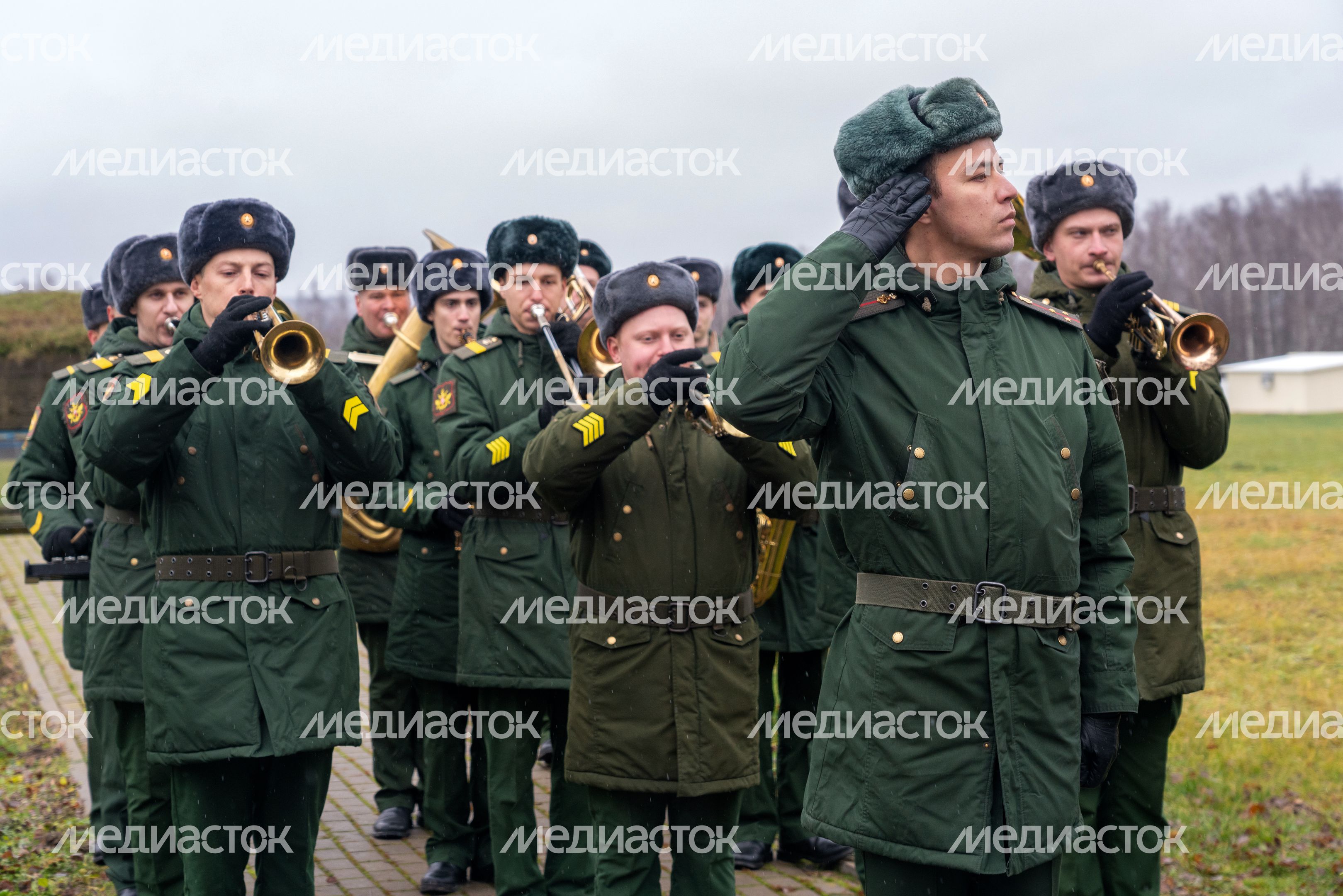 Военный оркестр на возложении цветов к могиле Неизвестного солдата на Бородинском поле Военный оркестр на возложении цветов к могиле Неизвестного солдата на Бородинском поле