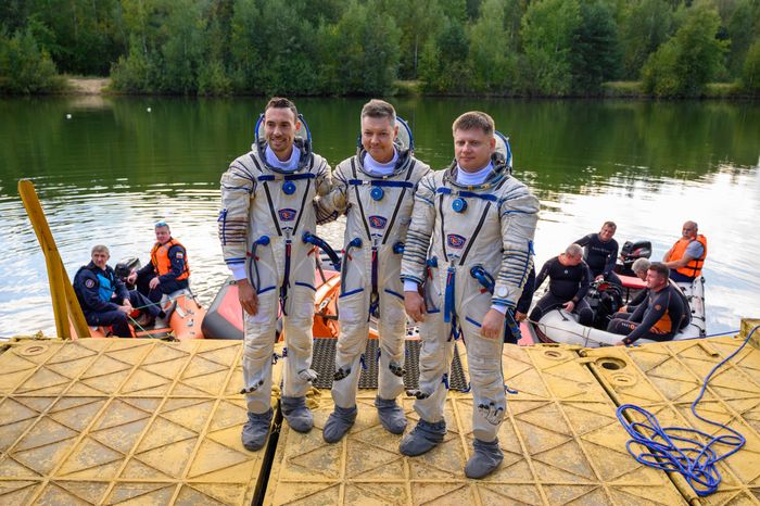 Астронавт NASA Маркос Берриос, космонавты Роскосмоса Олег Кононенко и Александр Гребенкин на тренировке по приземлению