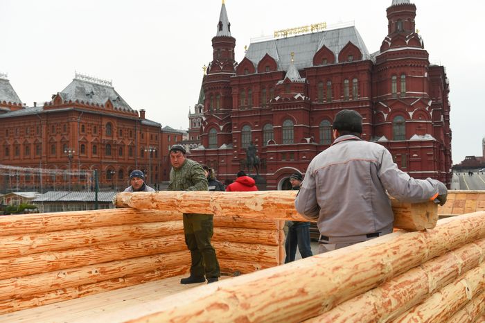 Монтаж инсталляций для фестиваля «Московская Масленица» на Манежной площади
