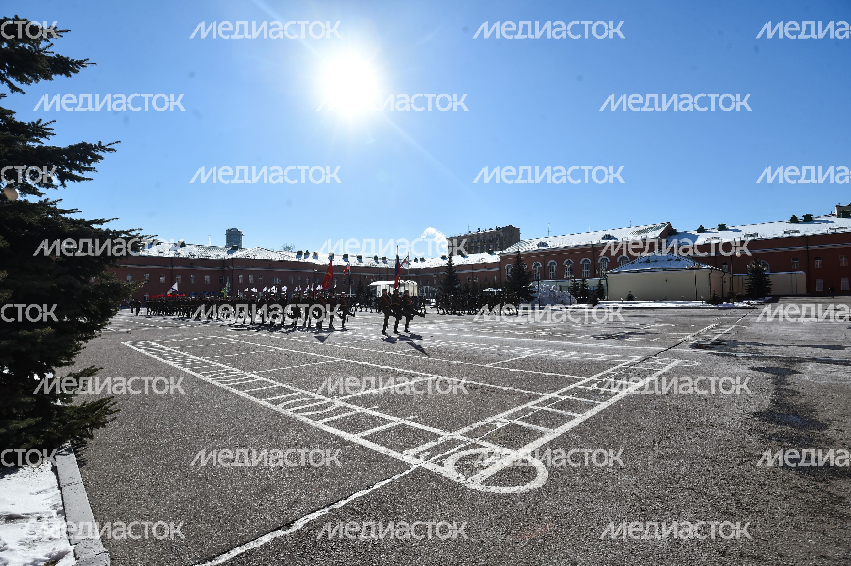 Подготовка военнослужащих отдельного комендантского Преображенского полка к военному параду на Красной площади