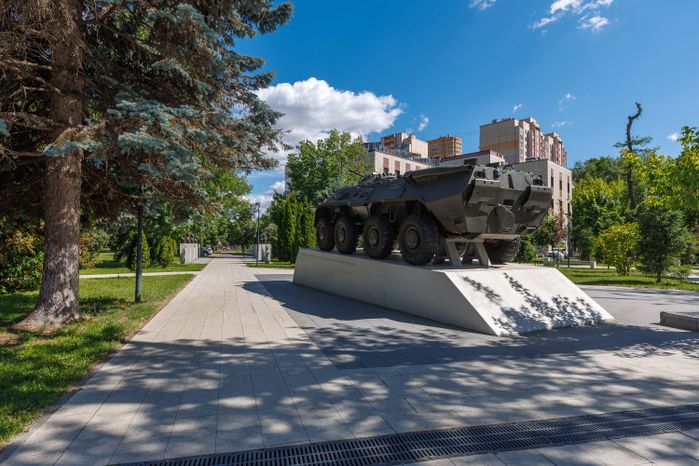 БТР-80 в сквере Победы в Реутове