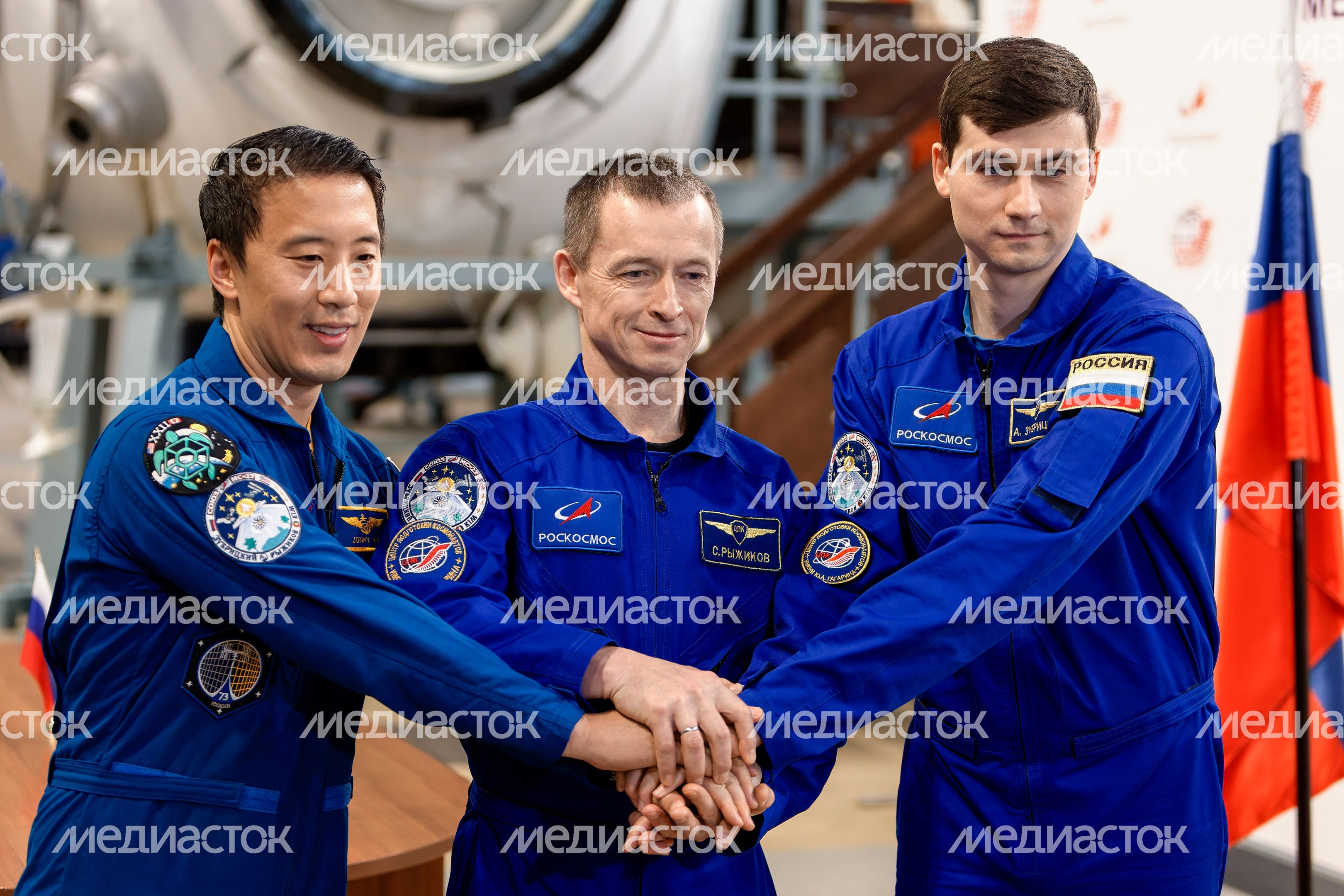 Космонавты основного экипажа МКС-73 Д. Ким, С.Н. Рыжиков, А.В. Зубрицкий на комплексной тренировке в Звездном городке Космонавты основного экипажа МКС-73 Д. Ким, С.Н. Рыжиков, А.В. Зубрицкий на комплексной тренировке в Звездном городке