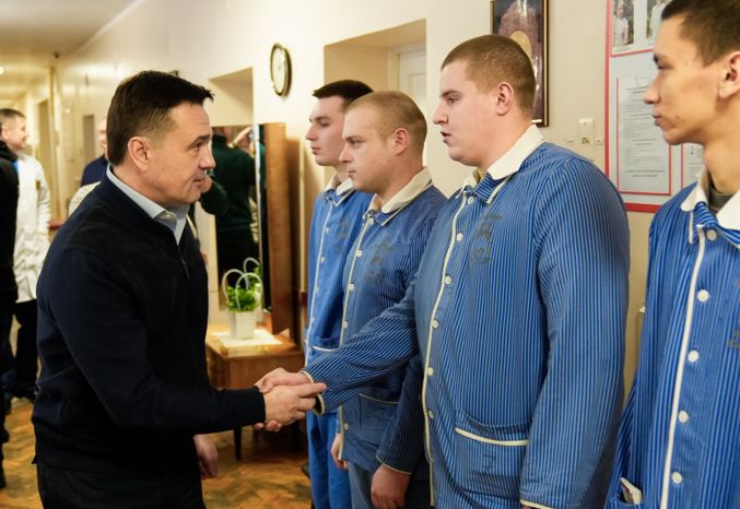 Андрей Воробьев навестил бойцов в военном госпитале под Солнечногорском