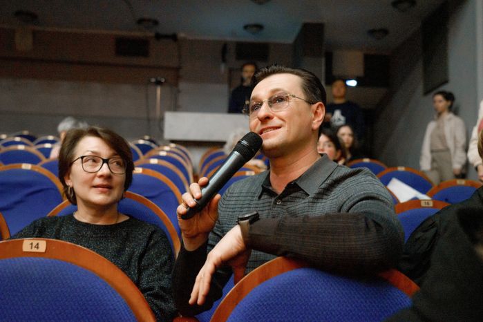 Репетиция инклюзивного спектакля «Голубое и зеленое» в Московском Губернском театре