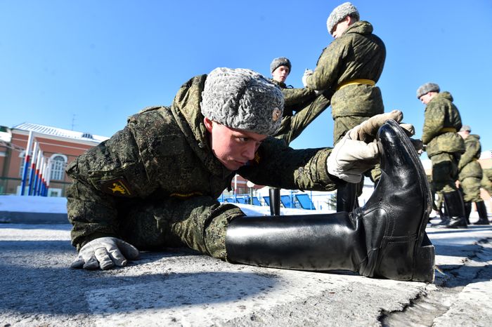 Подготовка военнослужащих отдельного комендантского Преображенского полка к военному параду на Красной площади
