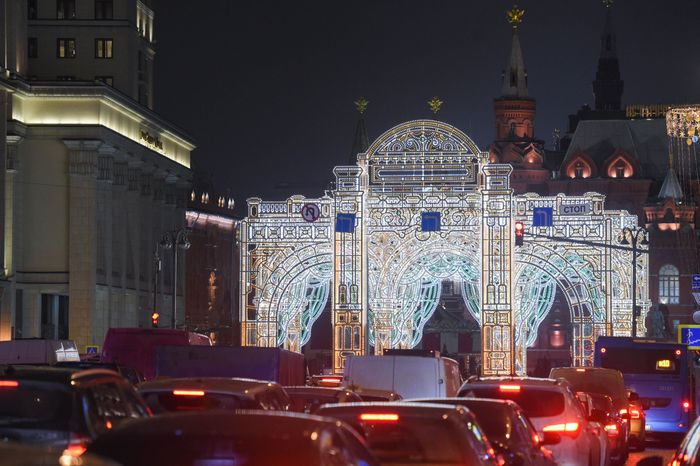 Включение подсветки новогодней арки в стиле театра «Эрмитаж» в Москве
