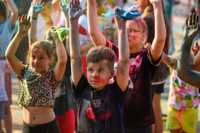 Фестиваль красок Holi Dance в Наташинском парке в Люберцах