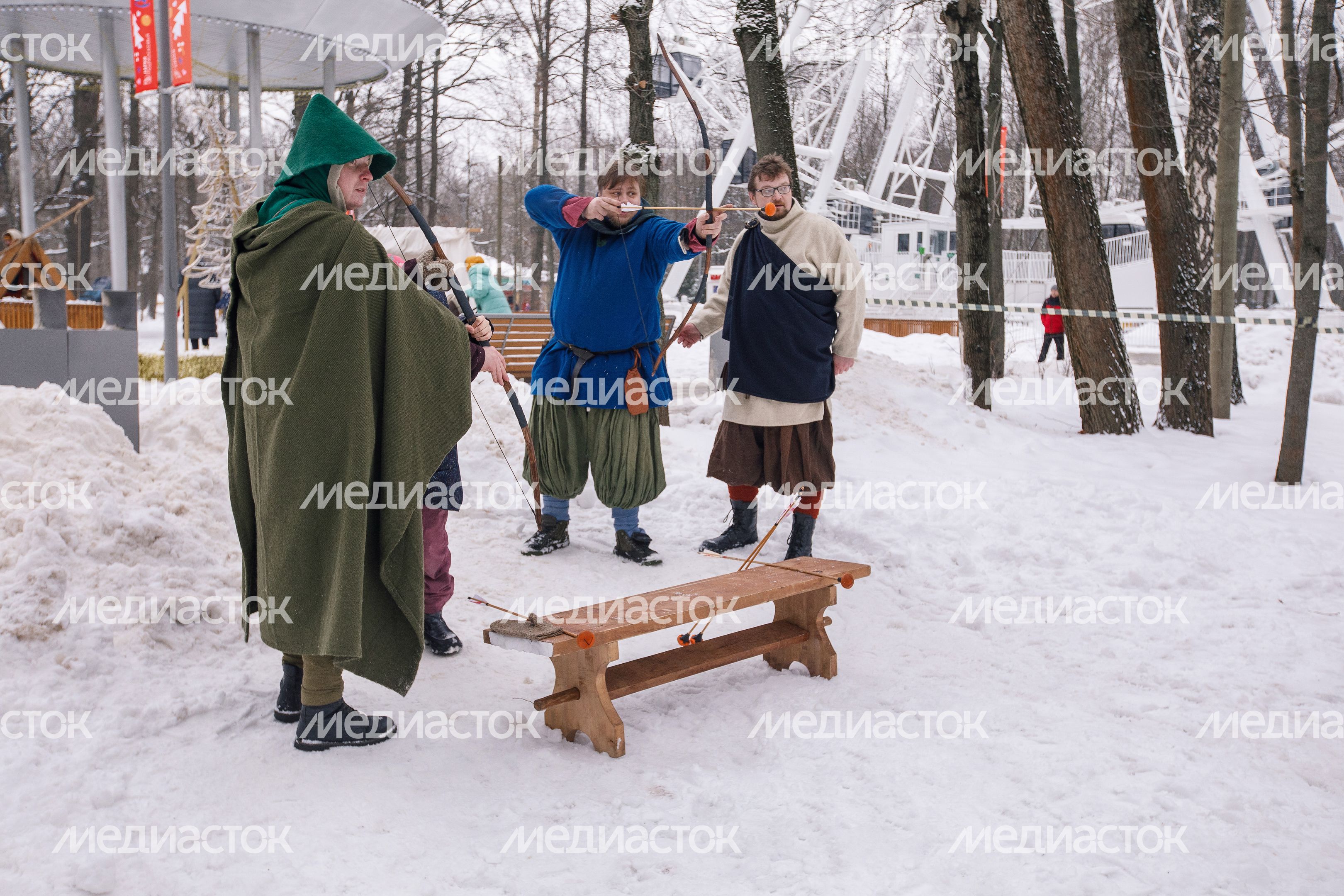Стрельба из лука на празднике "Рождественские узоры" в парке имени Л.Н. Толстого в Химках Стрельба из лука на празднике "Рождественские узоры" в парке имени Л.Н. Толстого в Химках