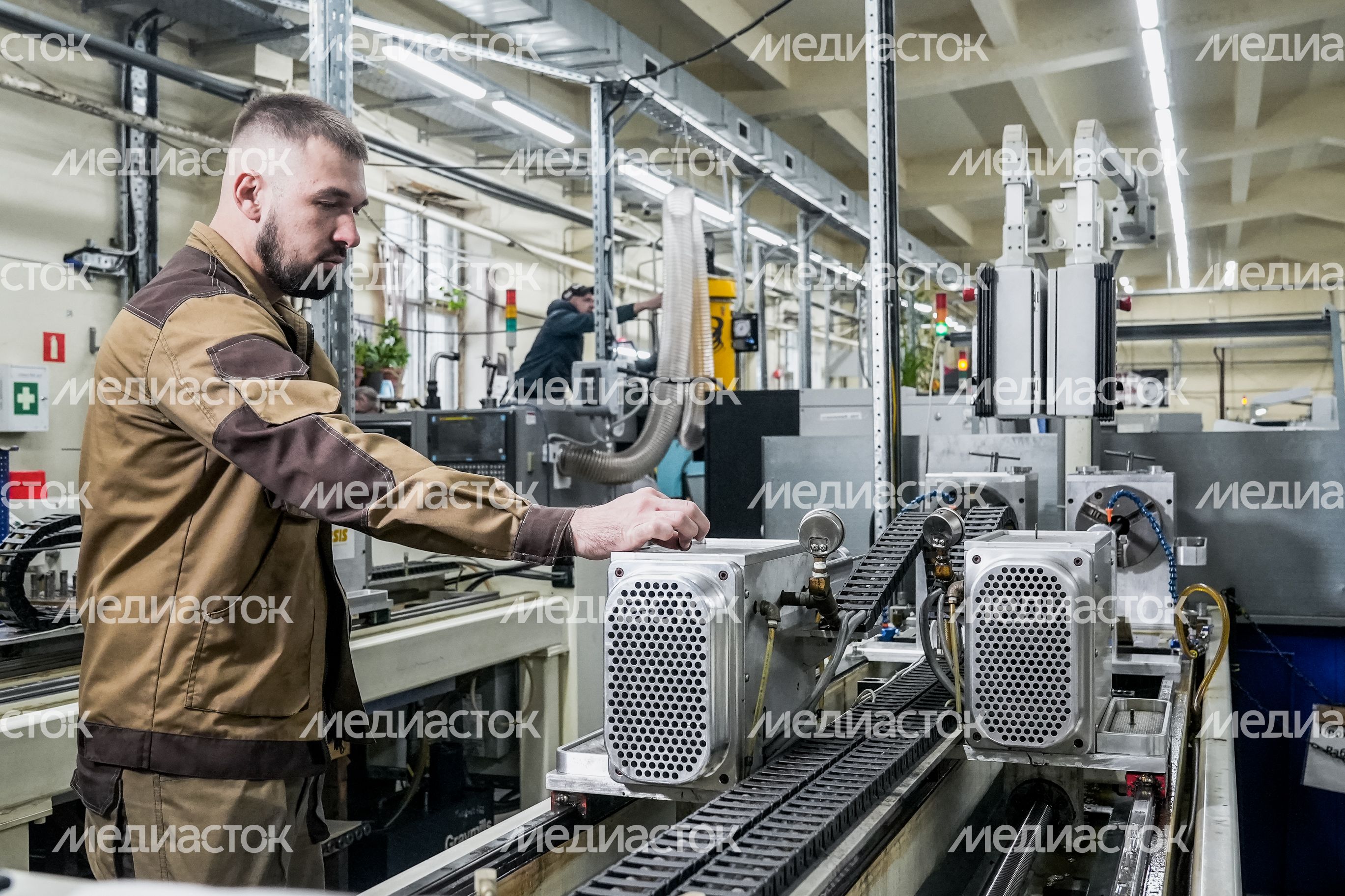 Сборочный цех подмосковного оружейного завода Сборочный цех подмосковного оружейного завода