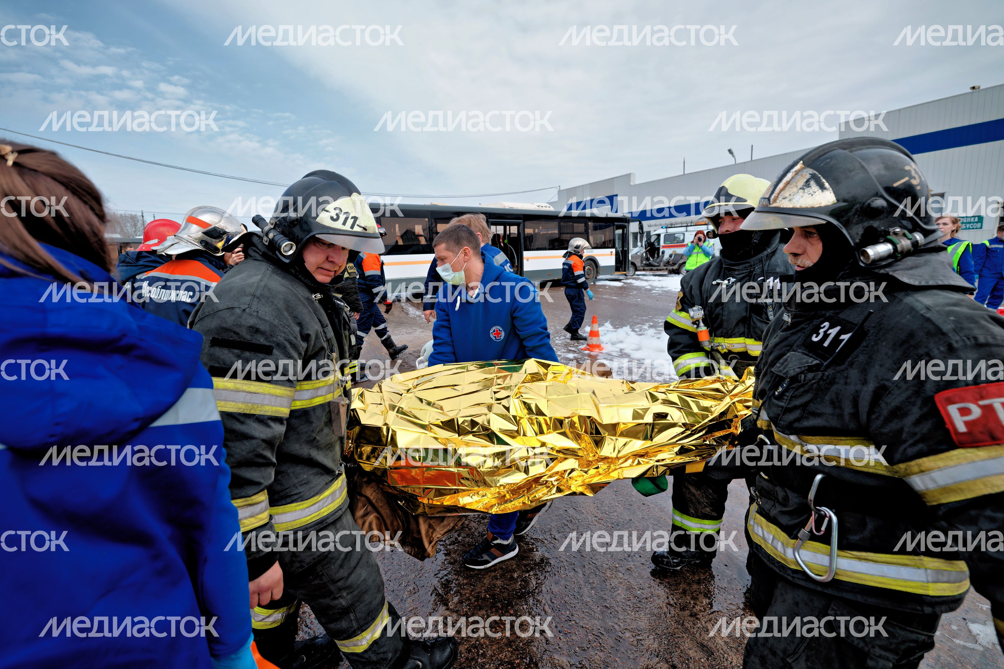 Помощь пострадавшему на месте ДТП на учениях Мособлпожспаса совместно с медициной катастроф в Чехове Помощь пострадавшему на месте ДТП на учениях Мособлпожспаса совместно с медициной катастроф в Чехове