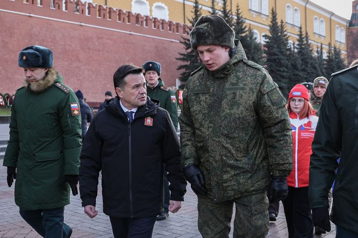 Андрей Воробьев возложил цветы к Вечному огню вместе с героями СВО и волонтерами
