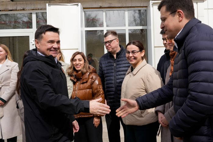 Андрей Воробьев проверил ход капремонта взрослой поликлиники в Щёлкове
