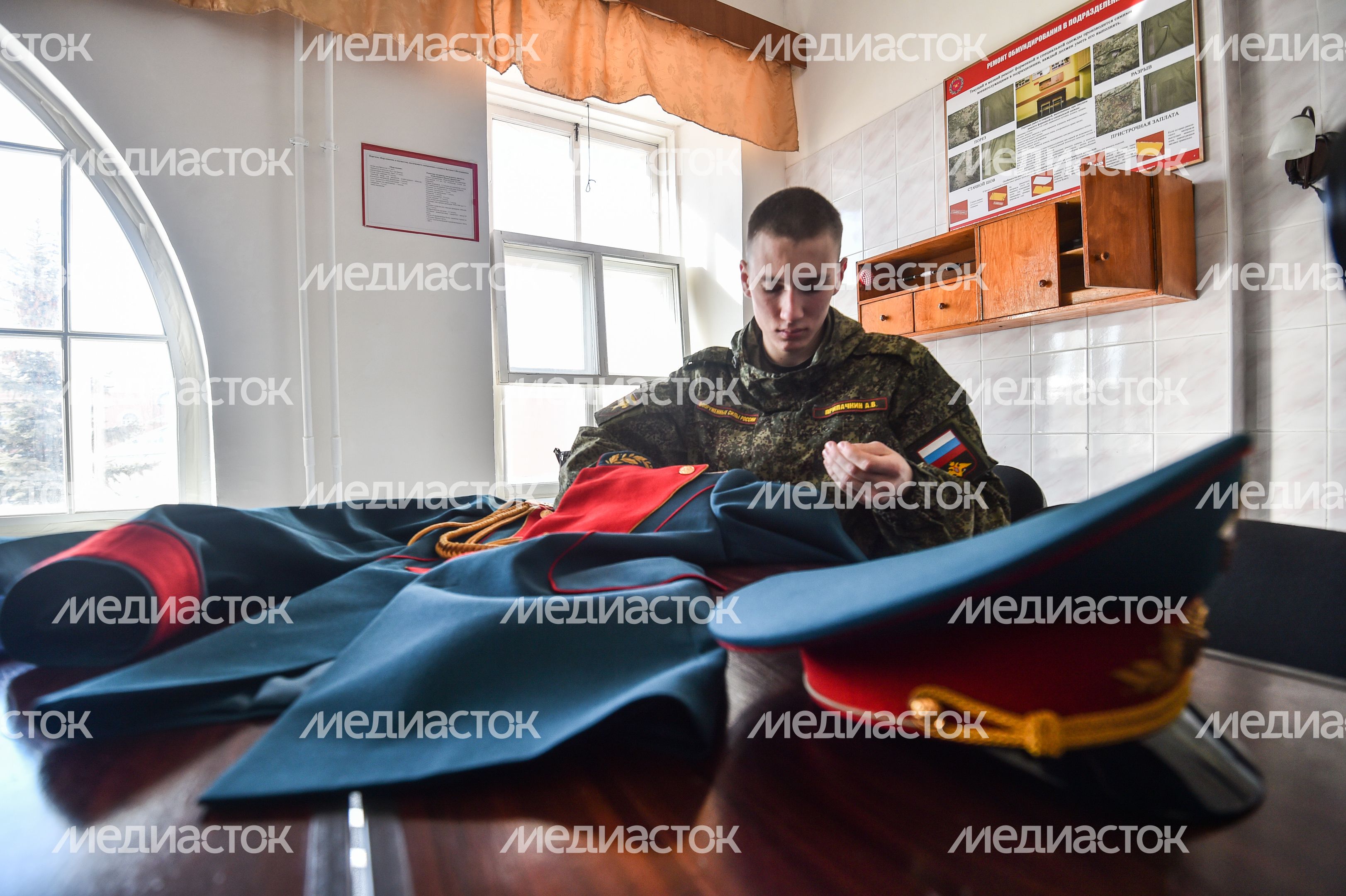 Подготовка военнослужащих отдельного комендантского Преображенского полка к военному параду на Красной площади