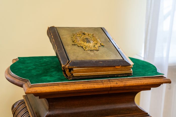 Старинная книга Дмитрия Менделеева в усадьбе Боблово в Клину