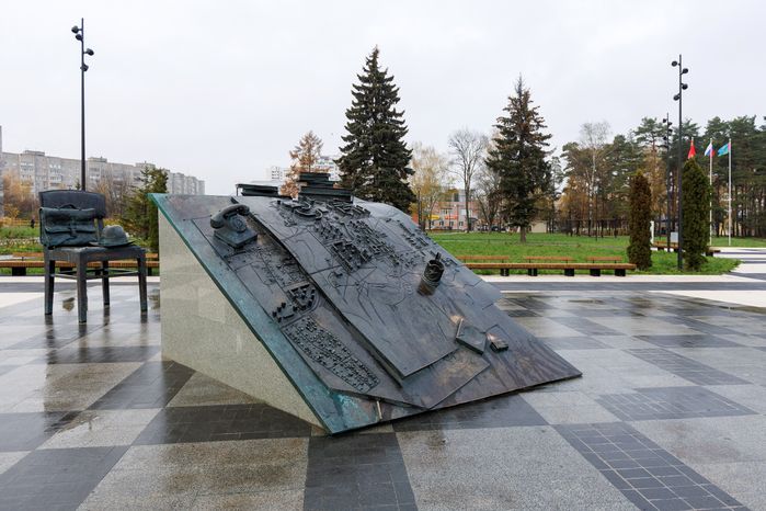 Памятник ученым-основателям Черноголовки — лауреату Нобелевской премии Н.Н. Семенову и его ученику Ф.И. Дубовицкому