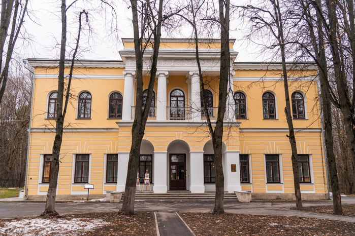 Выставка художника по историческим костюмам Л. Ивановой в усадьбе Знаменское-Губайлово