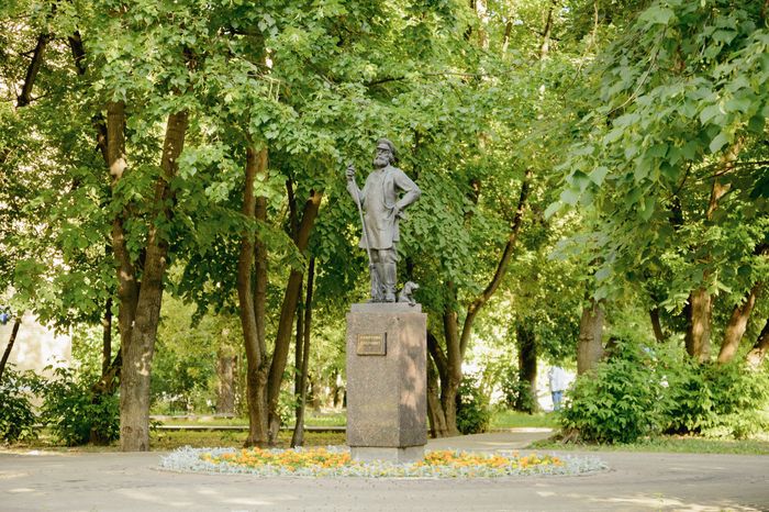 Памятник Дворник с собачкой