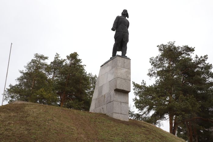 Памятник ночному тарану Талалихина