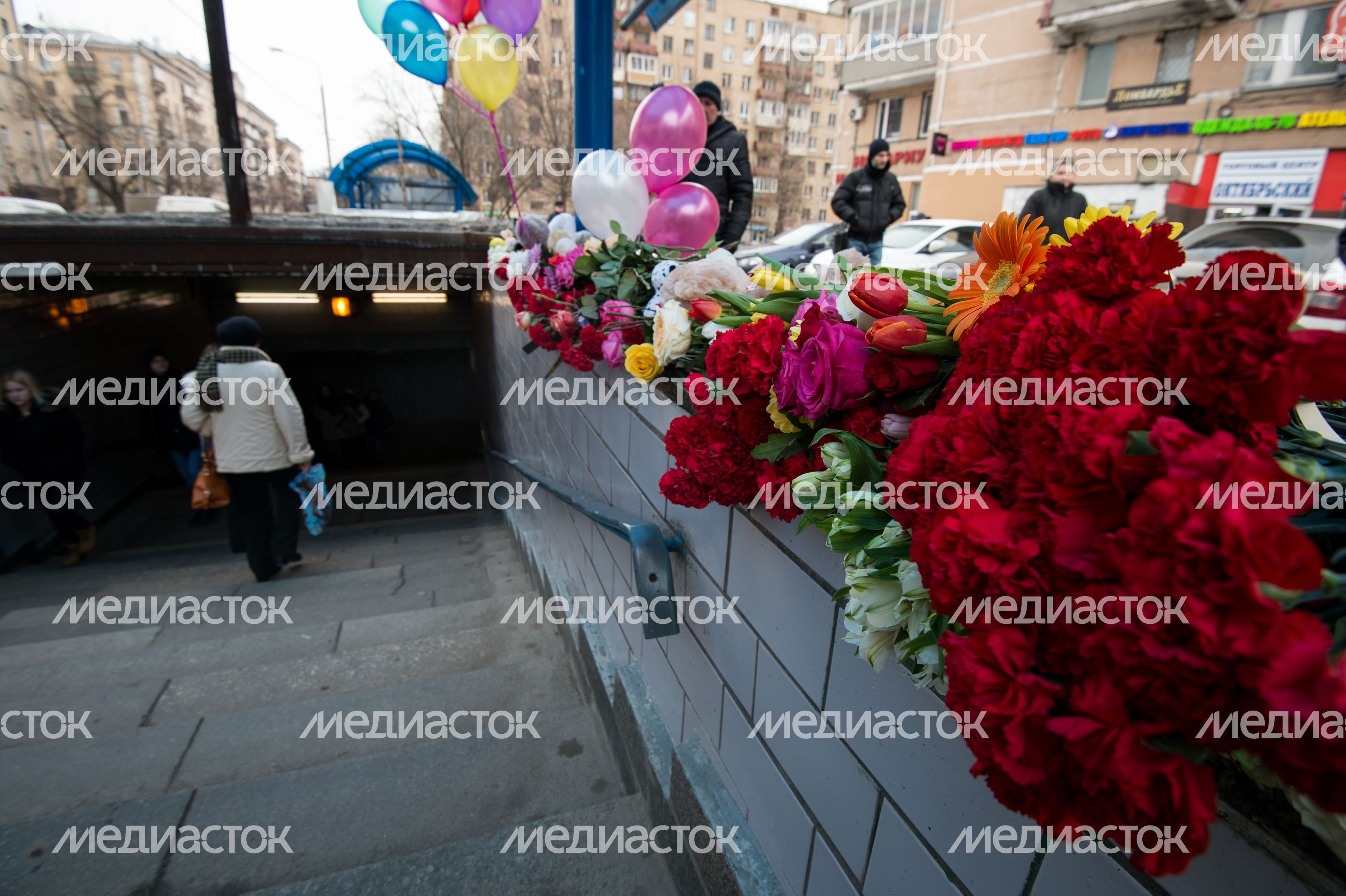 Мемориал из цветов и игрушек в честь погибшей девочки в Москве