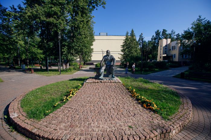 Дубна. Памятник М.Г. Мещерякову