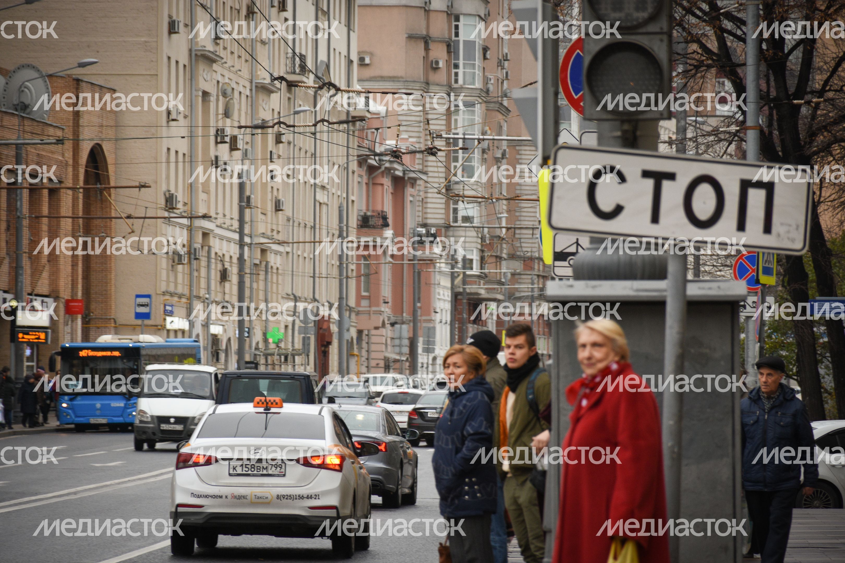 Повседневная жизнь города в Москве осенью