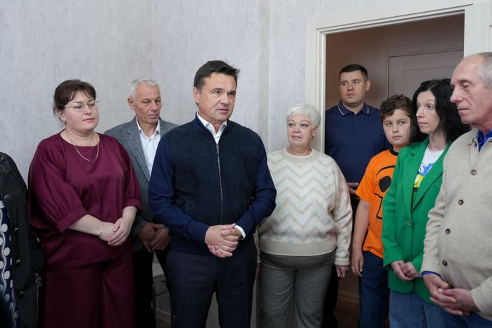 Андрей Воробьев поздравил новоселов, переехавших из аварийного жилья в новую многоэтажку в п. Южный г.о. Подольск