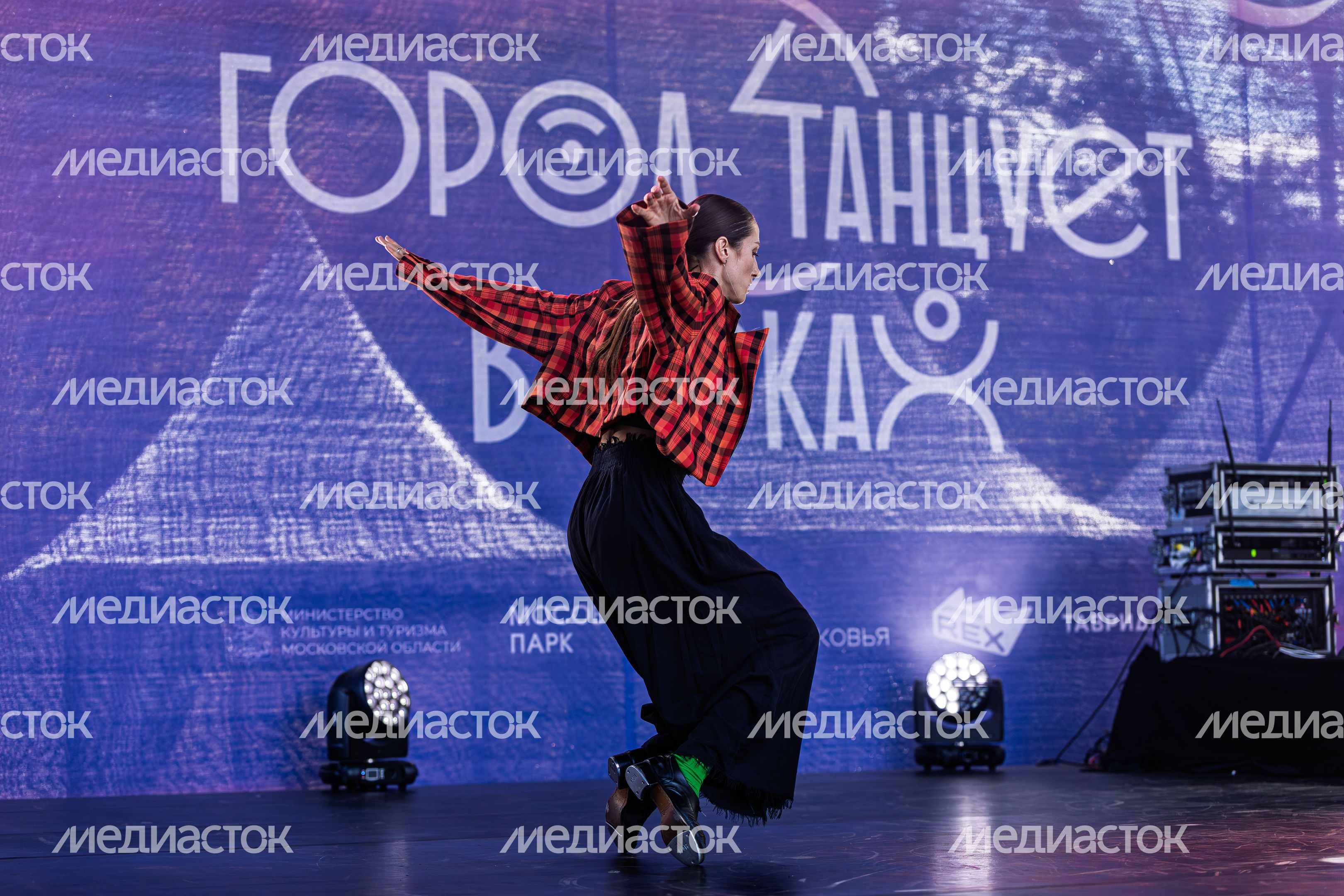 Известные танцоры-участники телевизионных шоу выступили на гала-концерте «Город танцует в парках» в Реутове Известные танцоры-участники телевизионных шоу выступили на гала-концерте «Город танцует в парках» в Реутове