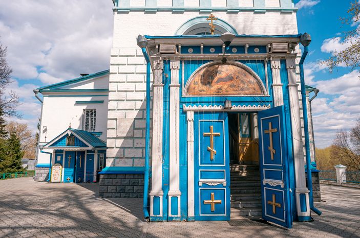 Весенние виды храма Рождества Христова в селе Беседы