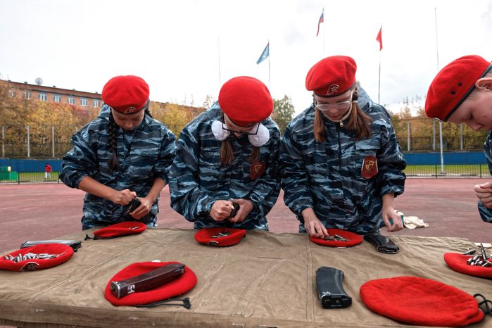 Мастерство сборки автомата Калашникова показали школьники в военно-патриотической игре «Наследники Победы» в Подольске