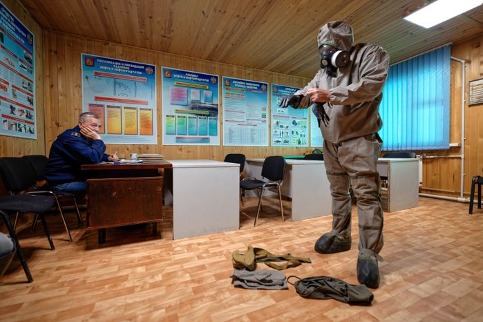 Спасатели демонстрируют навыки выполнения нормативов по радиационно-химической и биологической защите на экзамене