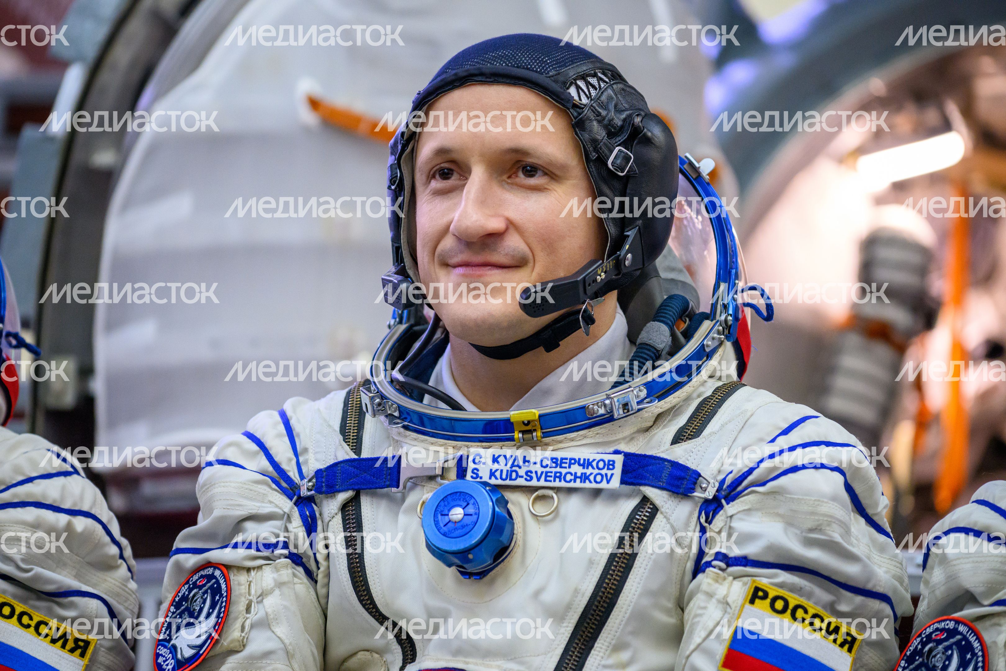 Космонавт основного экипажа МКС-74 Сергей Кудь-Сверчков у тренажера корабля «Союз МС» в Звездном городке