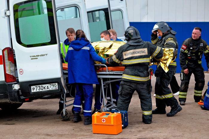 Эвакуация пострадавшего на скорой помощи с места ДТП на учениях Мособлпожспаса совместно с медициной катастроф в Чехове