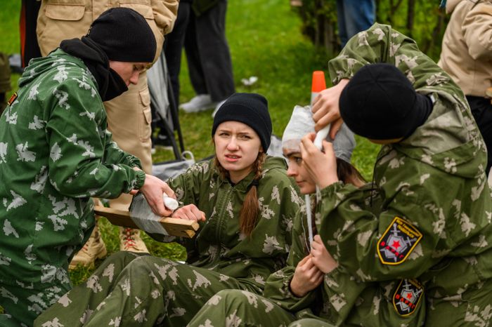Военно-патриотическая игра «Юнармия, вперед!», посвященная Дню Победы, в Горках Ленинских