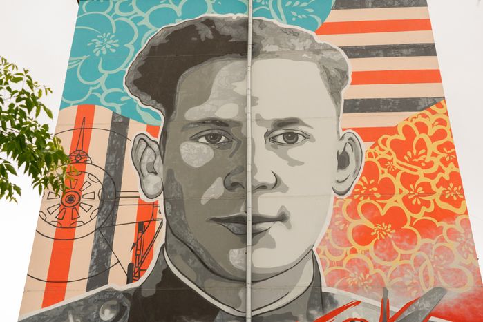 Мурал с портретом летчика Сергея Елизарова на фасаде дома №10 на улице Мира Красногорска