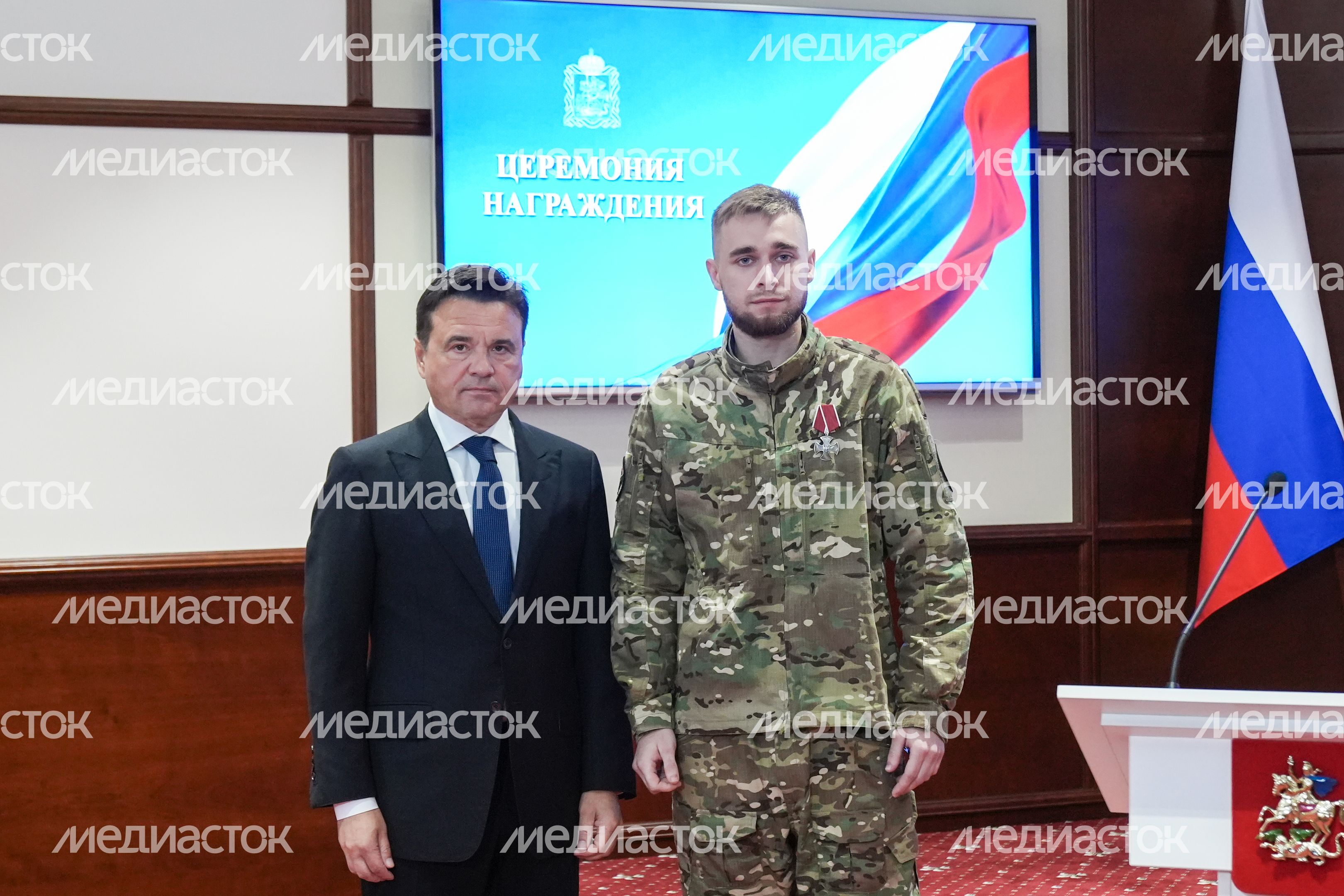 Андрей Воробьев вручил ордена и медали добровольцам из Подмосковья