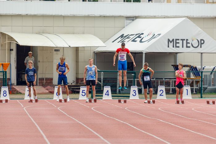 Старт бега на дистанцию на Чемпионате Московской области по легкой атлетике в Жуковском