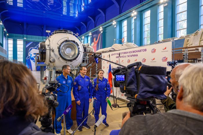 Экипаж космонавтов МКС-75 А. Менон, П. Дубров и А. Кикина на комплексной тренировке в Звездном городке