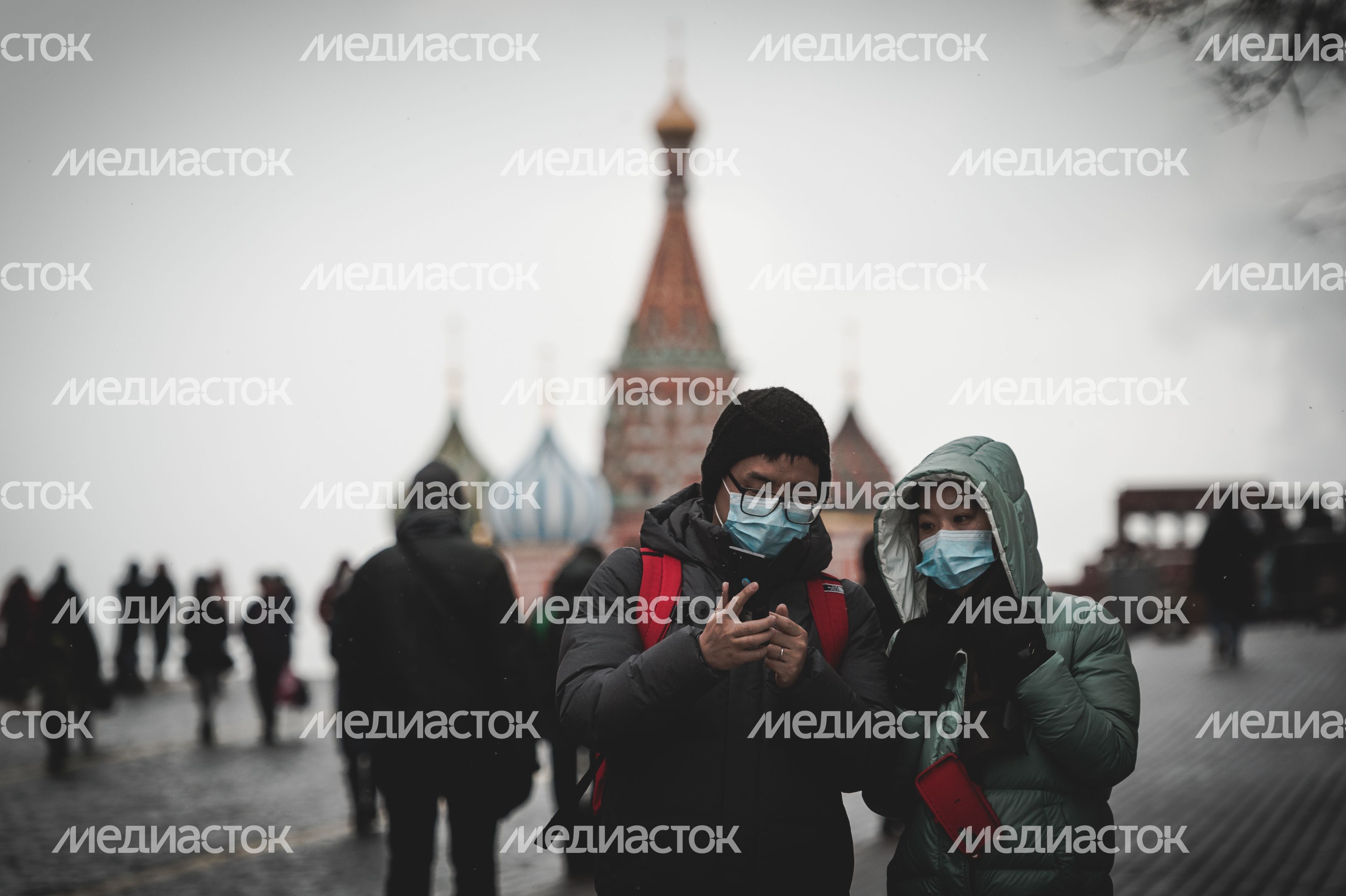 Люди в масках в период эпидемии коронавируса