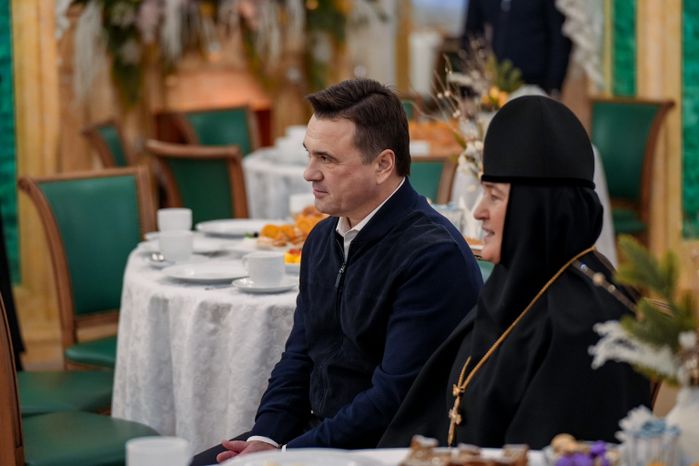 Андрей Воробьев поздравил с Новым годом воспитанниц детского приюта при Покровском монастыре