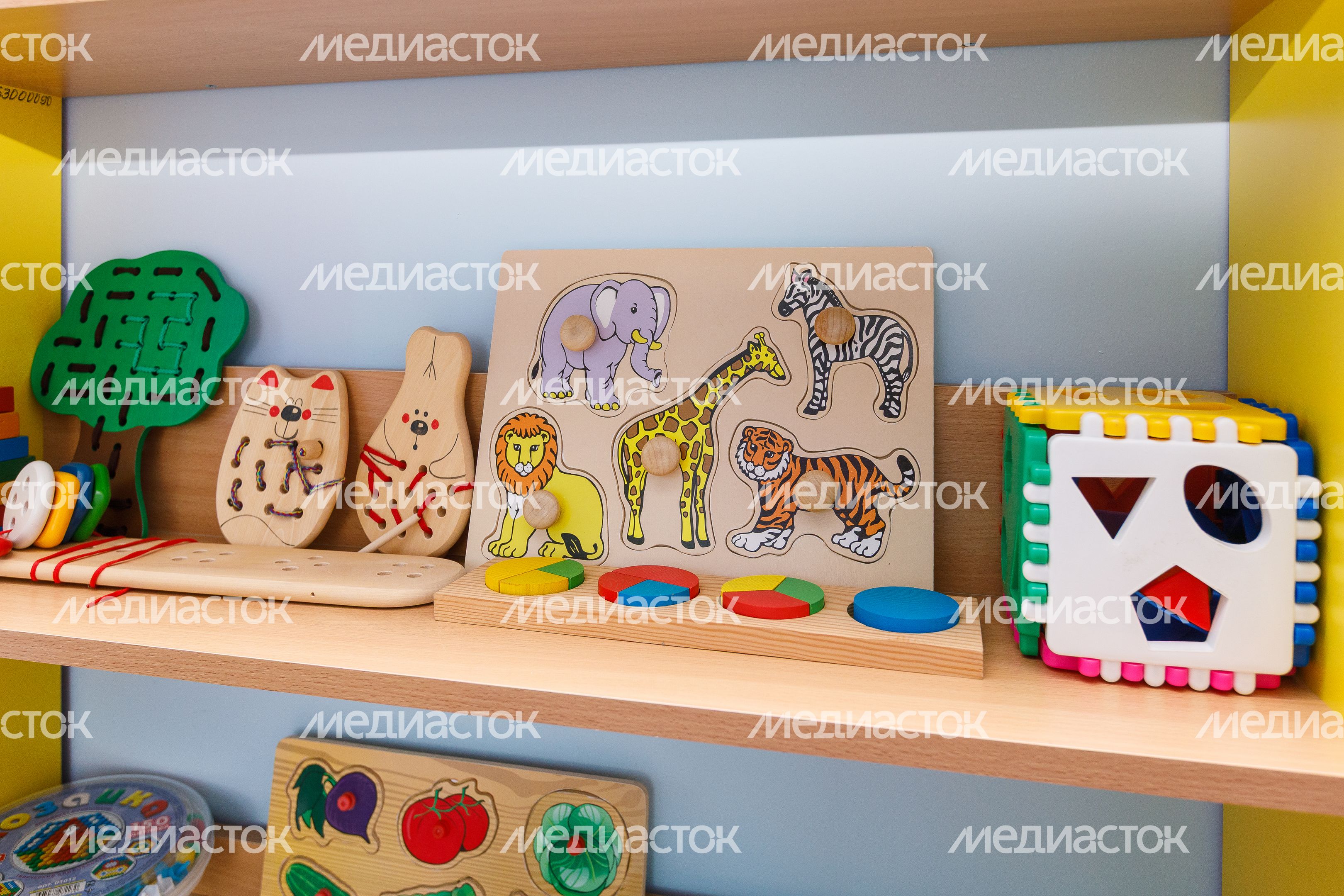 Игрушки на полке в детском саду «Улыбка» школы №31 в Химках Игрушки на полке в детском саду «Улыбка» школы №31 в Химках
