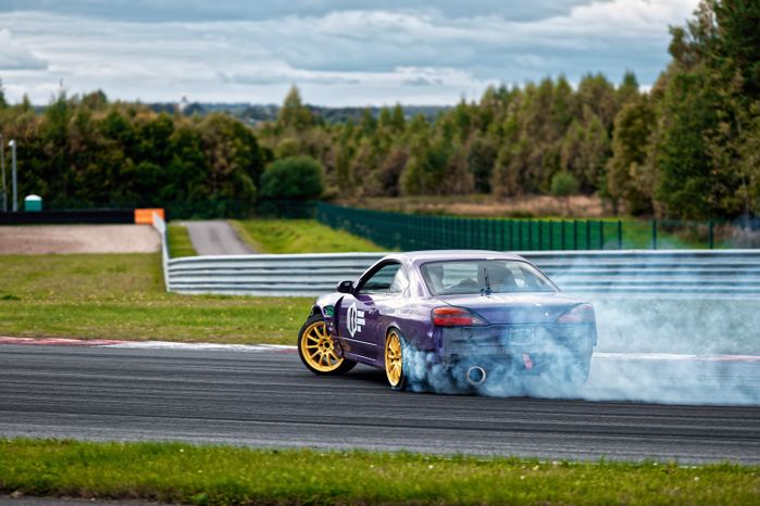 Дрифт-гонка автомобилей по автодрому Moscow Raceway на фестивале «Дрифт Экспо» в Волоколамске