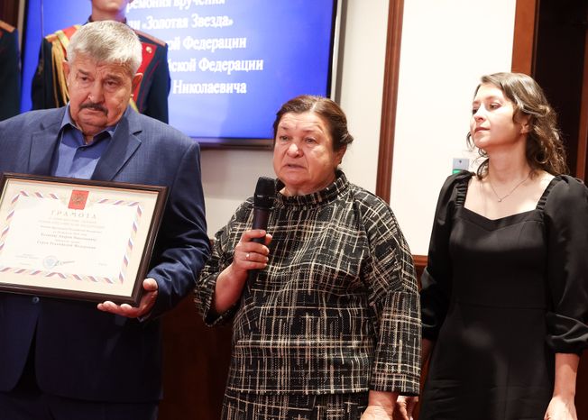 Семье подполковника Андрея Кулакова передали Золотую Звезду Героя России