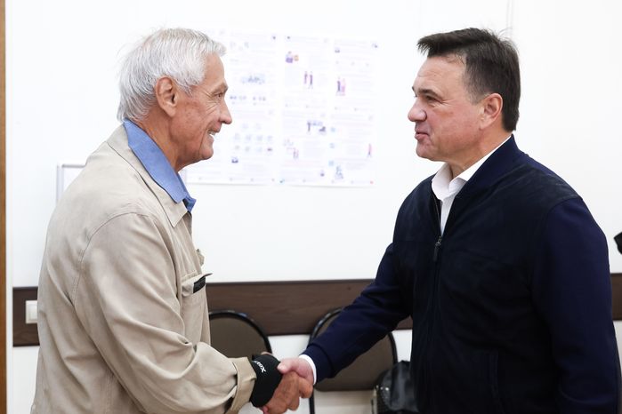 Андрей Воробьев с дочерьми проголосовал на избирательном участке в Одинцовском округе