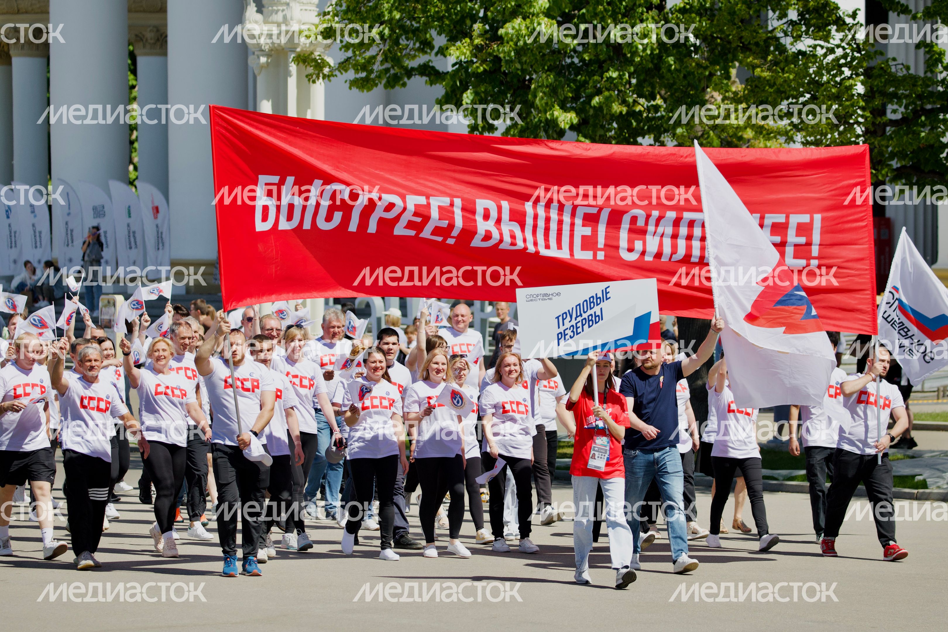Подмосковные спортсмены с семьями присоединились к параду-шествию на ВДНХ