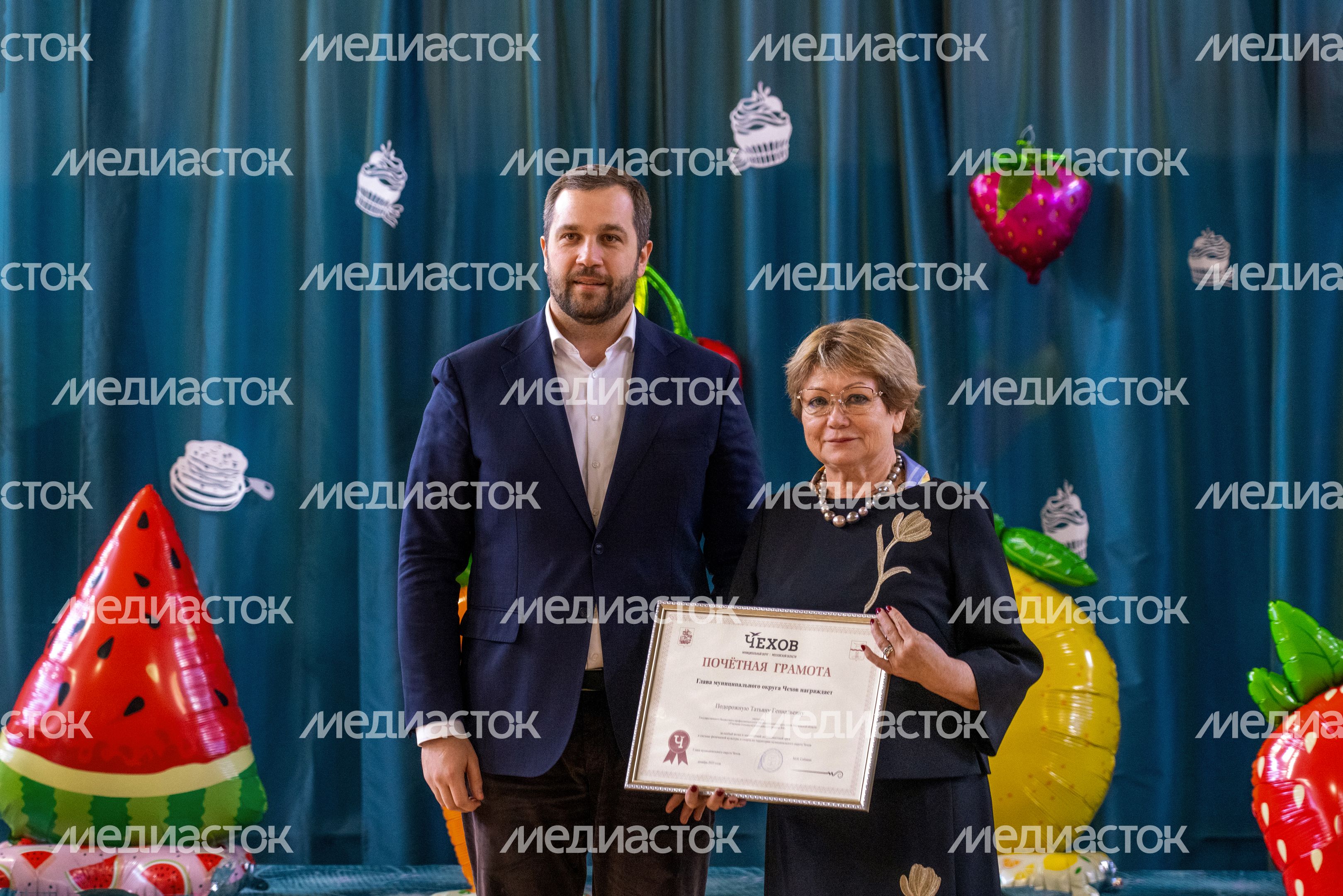 Глава муниципального округа Чехов Михаил Собакин вручил почетную грамоту Татьяне Подорожной Глава муниципального округа Чехов Михаил Собакин вручил почетную грамоту Татьяне Подорожной