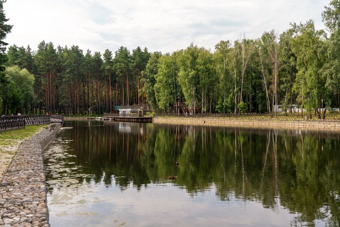 Набережная у пруда в парке культуры и отдыха «Елочки» в Домодедово