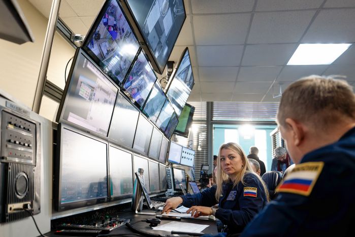 Экипаж космонавтов МКС-73 на комплексной тренировке в Звездном городке